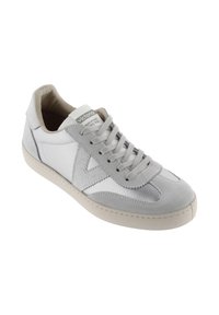 Sneaker bianco realizzato in pelle e camoscio, con una finitura testurizzata, punta arrotondata, diverse tonalità di grigio e chiusura con lacci.