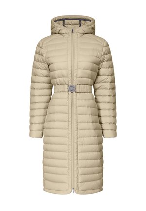 Manteau d'hiver matelassé en beige clair avec fermeture éclair à l'avant, capuche intégrée et taille ceinturée. Présente des coutures horizontales et des manches longues.