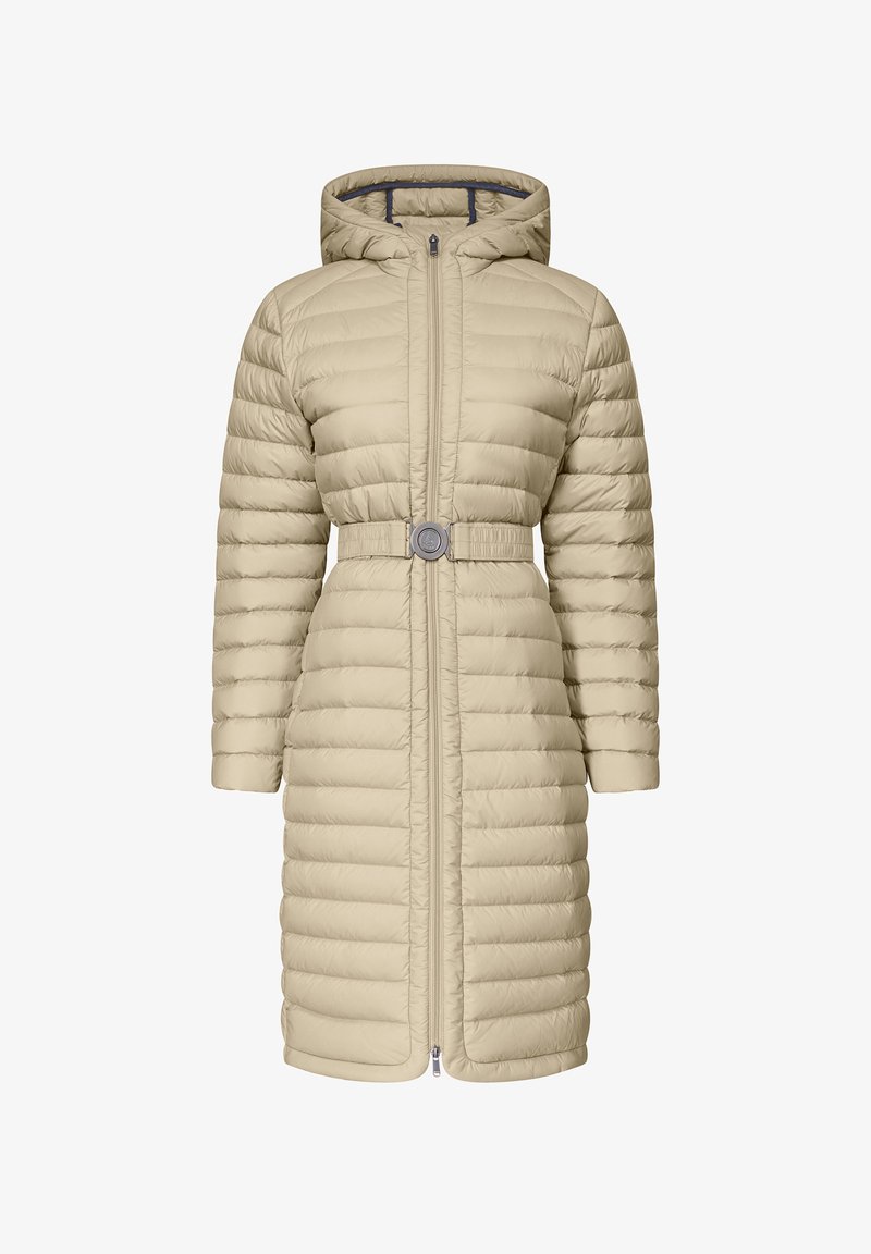 Manteau d'hiver matelassé en beige clair avec fermeture éclair à l'avant, capuche intégrée et taille ceinturée. Présente des coutures horizontales et des manches longues.