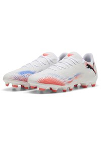 Des chaussures de football blanches avec une tige texturée présentant un design dégradé en bleu et rouge. Comprend un logo Puma noir et des crampons moulés.
