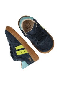 Kindersneakers van navyblauw leer met gumzolen, lichtblauwe hielaccenten en gele decoratieve strepen, afgebeeld vanuit boven- en zijaanzicht.