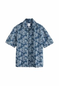 Camisa de botones de manga corta en azul oscuro con un patrón floral blanco, que presenta un cuello y un dobladillo recto. Fabricada en una tela ligera.