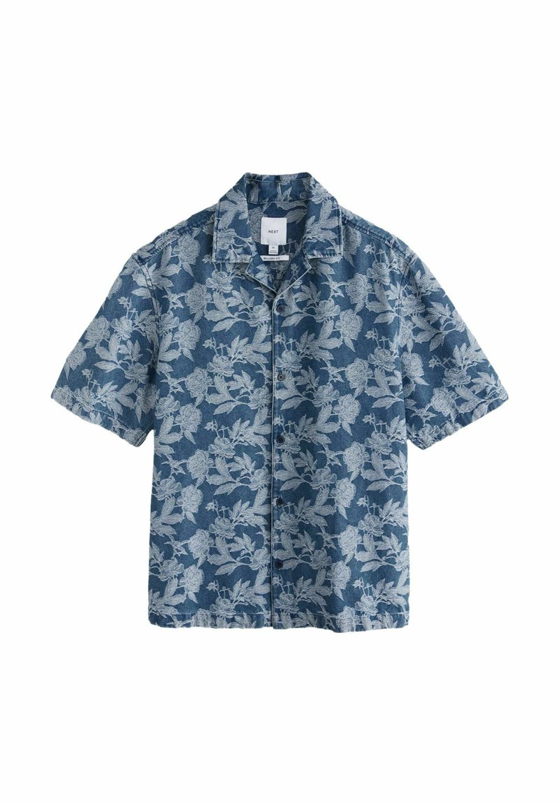Camisa de botones de manga corta en azul oscuro con un patrón floral blanco, que presenta un cuello y un dobladillo recto. Fabricada en una tela ligera.