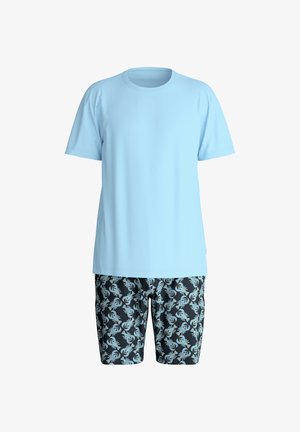 Hellblaues T-Shirt mit kurzen Ärmeln, kombiniert mit schwarzen Badeshorts mit blauem Blumenmuster. Weiche Textur, lockere Passform.