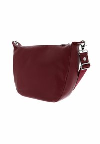 Sac en cuir bourgogne à bandoulière avec une sangle ajustable, quincaillerie en argent et fermeture éclair, présenté sur un fond blanc.