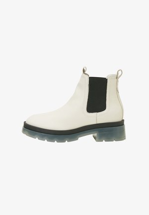 Weiße Leder-Chelsea-Stiefel mit schwarzen elastischen Seitenpaneelen, Zugschlaufen und einer transparenten Gummisohle im chunky Design.