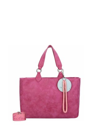 Sac fourre-tout en cuir rose avec doubles poignées, quincaillerie argentée et un charm circulaire détachable. Présente une texture lisse avec un design minimaliste.