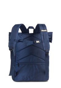 Navyblauwe rugzak met gevoerde schouderbanden, chevronpatroon aan de voorkant, verstelbare banden en een voorvak met rits voor extra opbergruimte.