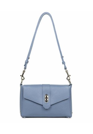 Blauwe leren crossbody tas met een klepsluiting, zilveren accessoires, verstelbare schouderband en een gestructureerd oppervlak. Compact rechthoekig van vorm.