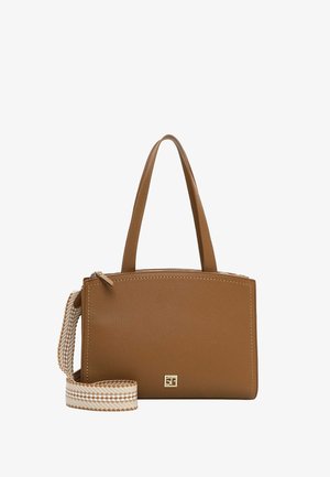 Sac à main en cuir marron avec une finition texturée, deux poignées supérieures et une bandoulière rayée amovible. Dispose d'une fermeture éclair et d'un accent avec logo.