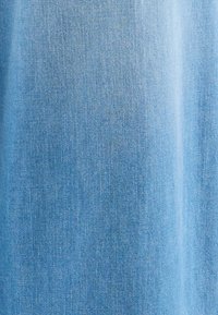 Svetle modrá denimová látka s hladkou texturou a mírnými odchylkami v odstínu, s klasickým keprovým vzorem.