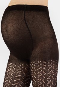 Pantys de red negra con un patrón texturizado, que presentan un ajuste ceñido y una cinta en la parte superior. El diseño incluye un detalle de encaje semitransparente.