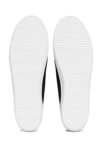 Crne tekstilne slip-on cipele s bijelim gumiranim potplatima, koje imaju urezan logotip i glatki, aerodinamični dizajn.