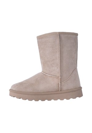 Botte d'hiver beige en daim mi-mollet avec semelle en caoutchouc épaisse et coutures visibles, conçue pour le confort par temps froid.