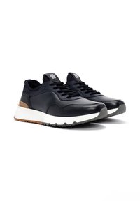 Marine leren sneakers met witte zolen, voorzien van een vetersluiting, gewatteerde kraag en een minimaal logo op de tong. Rubberen zool voor grip.