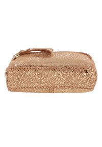 Pochette rectangulaire en rose gold texturé avec une fermeture éclair et une petite sangle. Présente des détails mouchetés sur la surface.