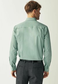 Next REGULAR FIT SINGLE CUFF - Dalykiniai marškiniai - aqua green