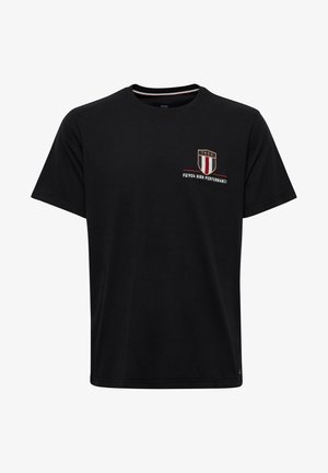 Sort bomulds T-shirt med korte ærmer, rund hals og et lille broderet logo med røde og hvide striber samt teksten "1924".