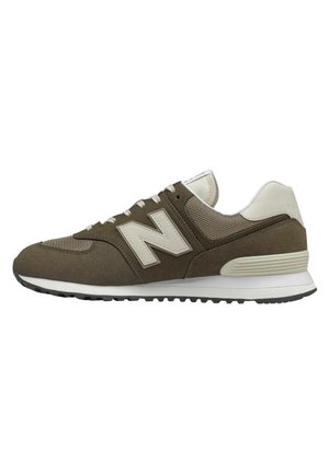 Braun-beiger New Balance Sneaker mit Mesh- und Velours-Elementen, weißem „N“-Logo, gepolsterter Sohle und Schnürverschluss.