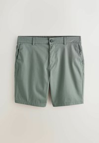 Shorts verts à devant plat avec fermeture par bouton, passants de ceinture et poches latérales, présentés sur un fond clair.