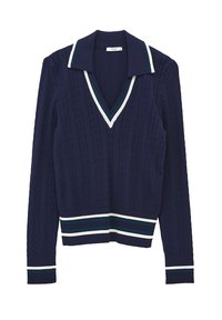 Suéter de punto azul marino con escote en V y cuello. Presenta un textura de punto trenzado y un dobladillo y puños a rayas en blanco, verde y azulado.