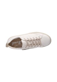 Sneaker in pelle bianca con design a lacci, lacci beige e un logo discreto sulla soletta. Suola leggermente testurizzata e anello posteriore per indossarle facilmente.