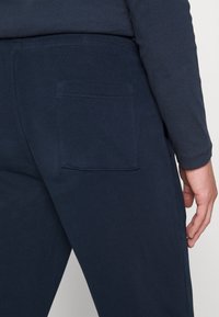 Marc O'Polo PANTS FRONT AND BACK POCKETS - Calças de fato de treino - total eclipse