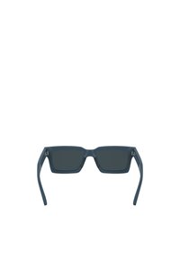 Okulari kwadratowe w ciemnoniebieskim plastiku z ciemnymi szkłami. Ramiączka boczne mają subtelne detale i gładkie wykończenie.