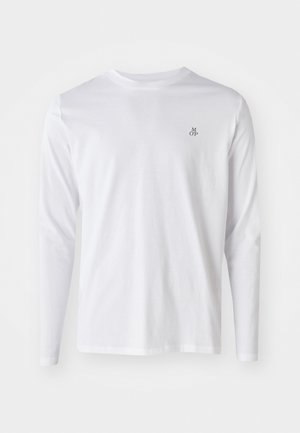 Camisa de algodão branca de mangas longas com um decote redondo e um pequeno logótipo "M OP" em azul escuro no lado esquerdo do peito. Textura suave.