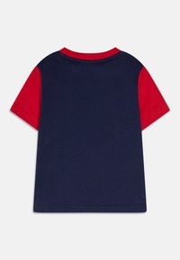 T-shirt di cotone blu navy con maniche corte rosse e colletto rosso, con scollo rotondo e orli cuciti. Vista posteriore.