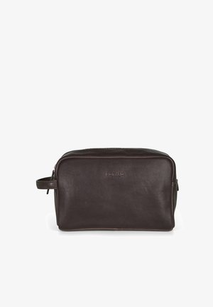 Borsa da toeletta in pelle marrone con forma rettangolare, chiusura con zip superiore e manico laterale. Logo del marchio impresso sul davanti.