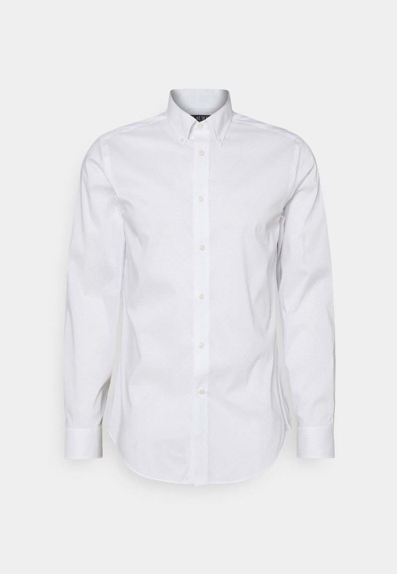 Biała koszula wizytowa na długi rękaw z subtelnym wzorem w kropki i kołnierzykiem zapinanym na guziki na jednolitym jasnym tle.