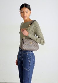 Guess GIULLY - Rankinė - dark taupe