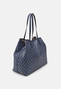 Granatowa torba na ramię z wzorem w kratkę, wykonana z materiału syntetycznego, z dwiema długimi uchwytami i usztywnioną konstrukcją. Żółte akcenty logo.