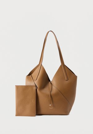 Bolso tote de cuero marrón con asas largas y un estuche plano con cremallera a juego colocado junto a él sobre un fondo blanco.