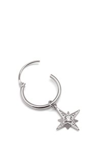 Silver hoopörhänge med en femtaggig stjärnberlock, som har en central klar sten och dekorativa upphöjda prickar på en polerad yta.