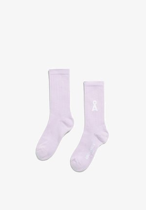 Paar hellviolette gerippte Crew-Socken mit kleinem weißem Schlüsselloch-Logo an der Seite und Markenaufschrift auf der Sohle.