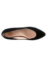 Czarne zamszowe buty na szpilce z niskim przodem. Gładkie wewnętrzne wykończenie w kolorze brązowym. Minimalistyczny design, bez widocznych elementów metalowych ani akcentów.