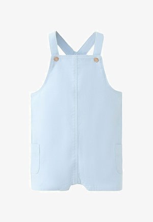 Hellblauer Baby-Strampler mit überkreuzten Rückenträgern, Holzknöpfen und kleinen Taschen jeweils auf beiden Seiten vorne.