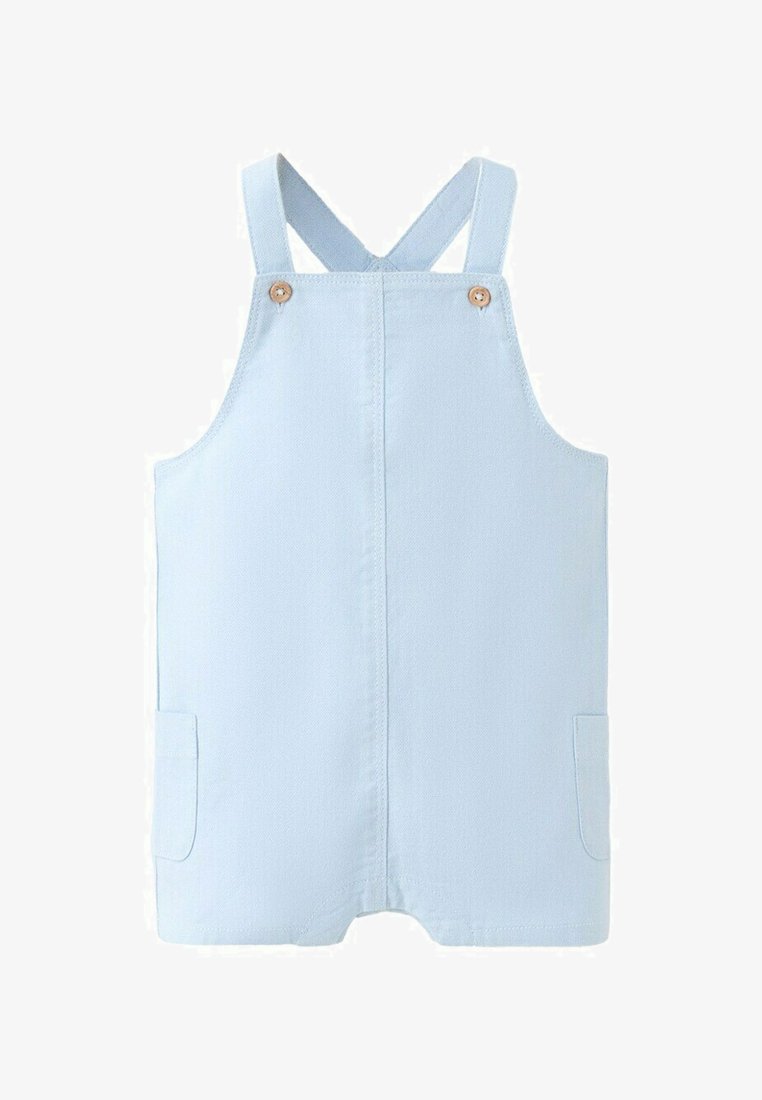 Combinaison bleu clair pour tout-petit avec bretelles croisées dans le dos, boutons en bois et petites poches avant de chaque côté.