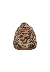 Leopardprint suède schoen met een ronde neus, veters en een platte bruine zool, met een gestructureerd oppervlak en contrasterende donkere vlekken.
