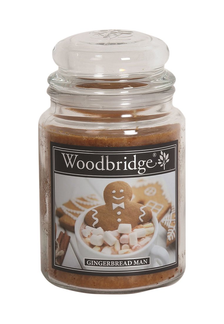 Glazen potkaars met bruine was, met een ontwerp van een peperkoeken man op het etiket, gelabeld "Woodbridge Gingerbread Man."