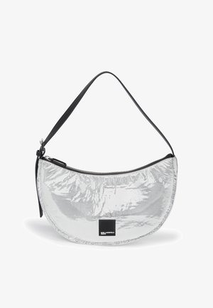 Ασημί μεταλλική τσάντα μισού φεγγαριού με λείο υφάσμα, μαύρη ανάρτηση ώμου, κλείσιμο με φερμουάρ στην κορυφή και μια μικρή επώνυμη ετικέτα μπροστά.