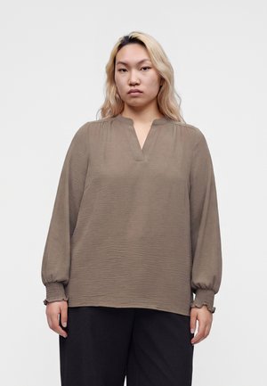 ONLY Carmakoma, CARMETTA L/S V-NECK TOP WVN NOOS - Блуза - walnut