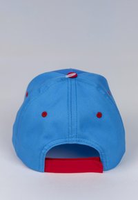 Casquette en coton bleu avec des accents rouges, bande réglable et détails brodés. Présente une forme arrondie et un visière légèrement incurvée.
