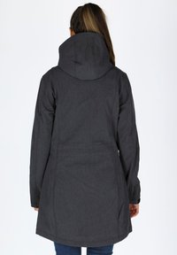 Donkergrijze, lange mouwen jas met een grote capuchon, een rechte snit en een gladde textuur met een minimalistisch ontwerp en geen zichtbare sluitingen.