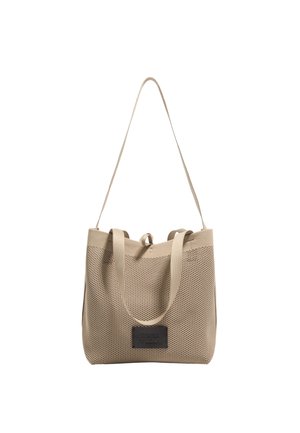 Bolso tote de malla beige con dos asas resistentes, que presenta un parche de logo prominente en la parte frontal, diseñado para uso casual.