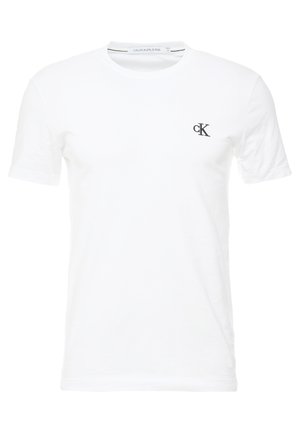 Enkel hvit T-skjorte med korte ermer og rund hals, liten svart "cK"-logo på øvre venstre bryst, Calvin Klein Jeans-merke inne i kragen.