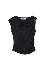 Černý draped top vyrobený z hladké tkaniny, s krátkými rukávy, s nabíraným designem na boku a dekorativním stříbrným akcentem blízko ramene.