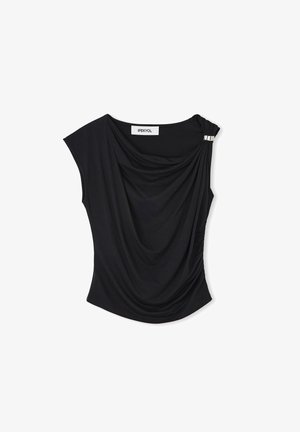 Černý draped top vyrobený z hladké tkaniny, s krátkými rukávy, s nabíraným designem na boku a dekorativním stříbrným akcentem blízko ramene.